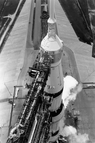 Illustration for article titled Amazing photos from NASA's vaults show how they assembled Apollo 11